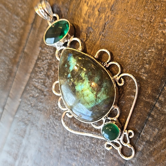 Artisan Jewelry - Elegant Silver Labradorite Pendant